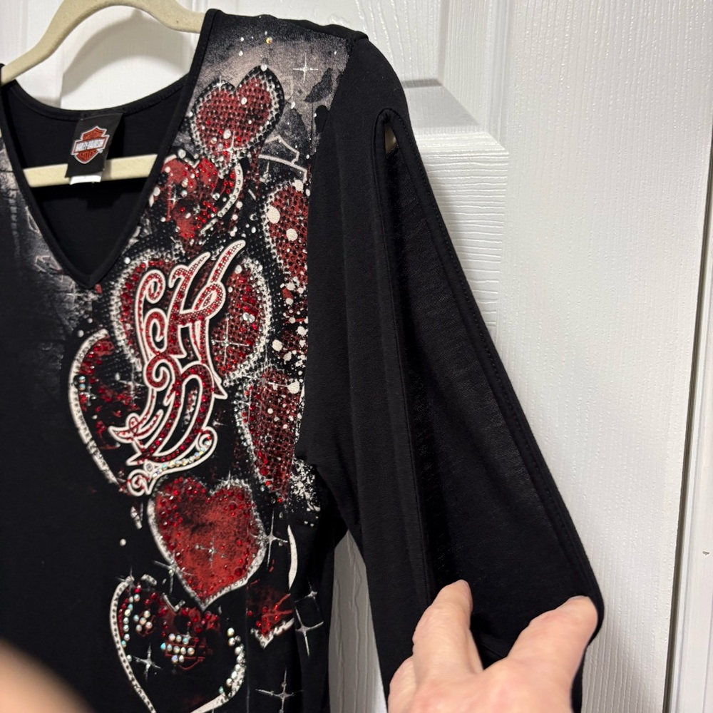 Harley-Davidson Black Long-Sleeve V-Neck Top with Red Heart Embellishments Y2K - Picture 7 of 15